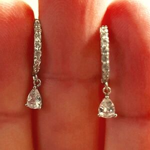 925 STERLING SILVER DAINTY CRYSTAL DIAMOND ZIRCON CZ DANGLE HUGGIE HOOPS☆NEW